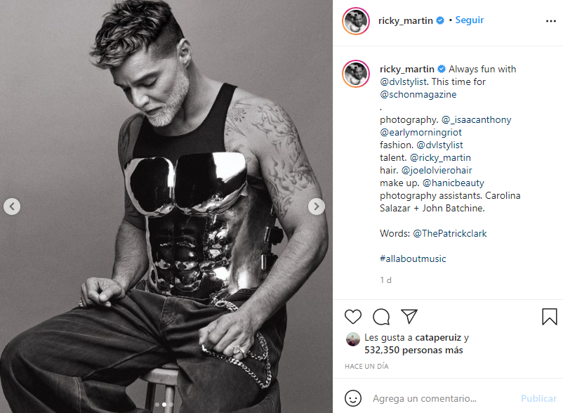 Corsé metálico que usó el cantante