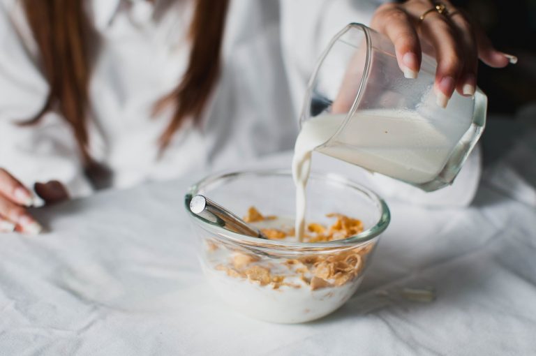¿Qué tan bueno es el cereal con leche al desayuno? Nutricionista responde