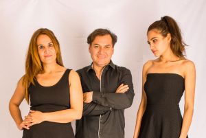 Claudia Pérez replica foto de su embarazo hace 14 años, ahora con sus hijas