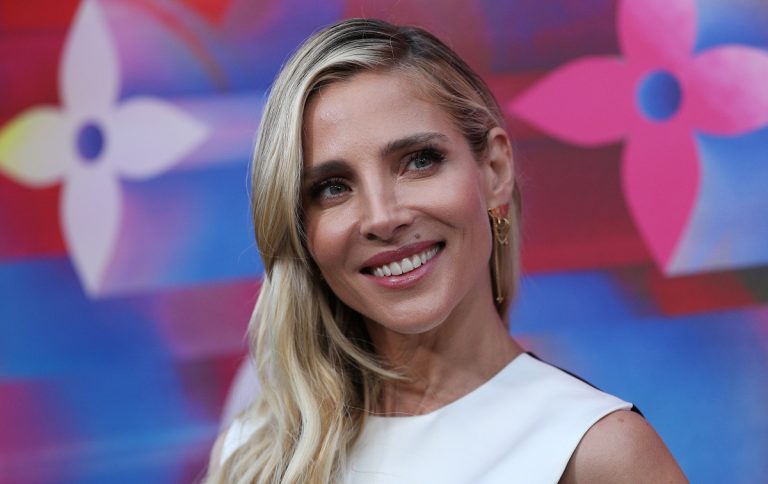 Hace esta rutina de estiramiento junto a la esposa de Chris Hemsworth, Elsa Pataky