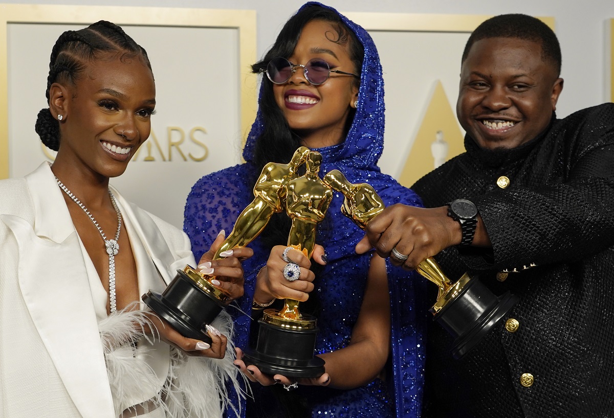 h.e.r. y los productores junto a los que ganó el oscar a mejor cancion original