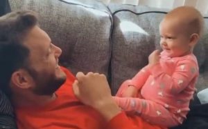 ¡Que ternura! Bebé se comunica con su papá sordo en lengua de señas