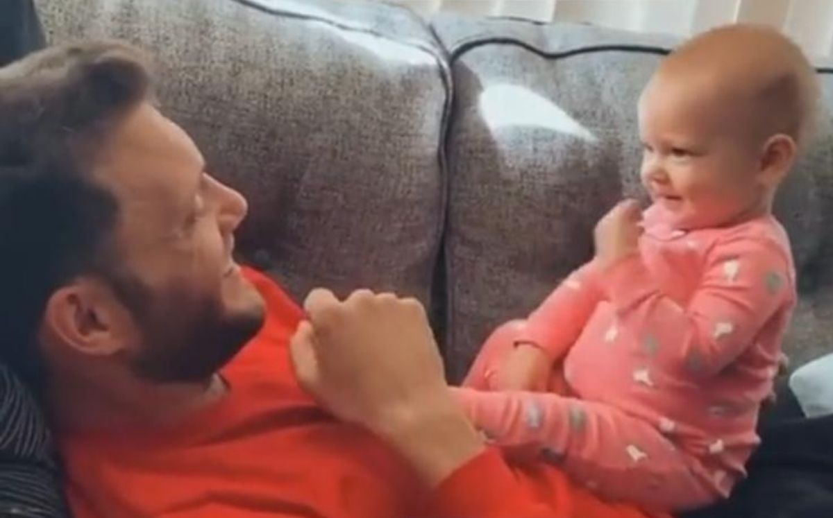 ¡Que ternura! Bebé se comunica con su papá sordo en lengua de señas