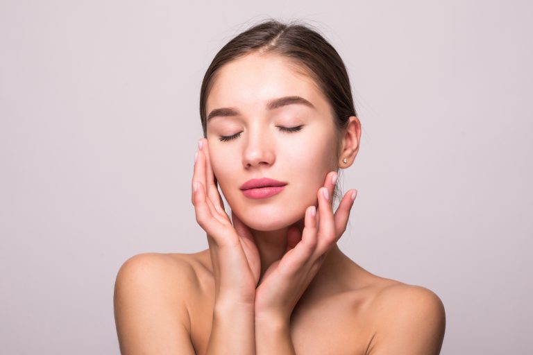 ¿Cómo puedes hacerte masajes faciales con cucharas? Aquí te contamos