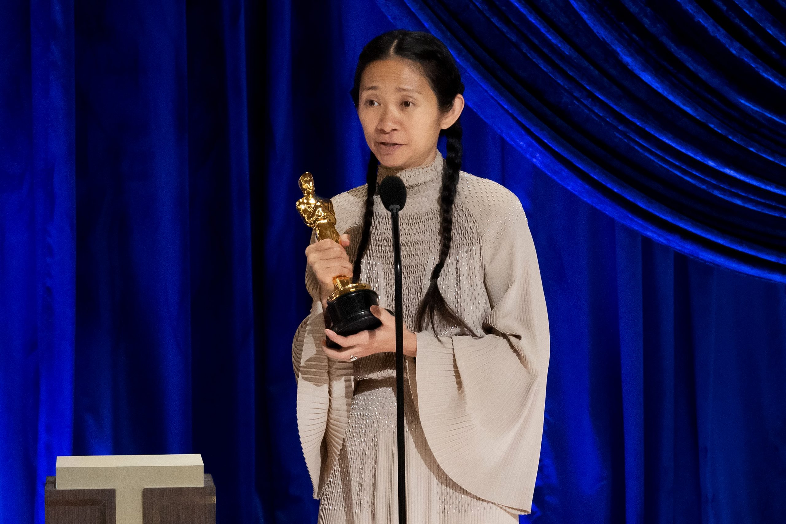 ganadora mejor directora chloe zhao 