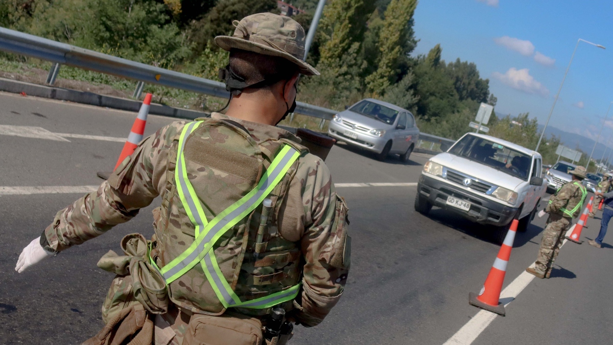 Insólito: Mujer arrancó de control militar en pleno toque de queda y chocó un auto