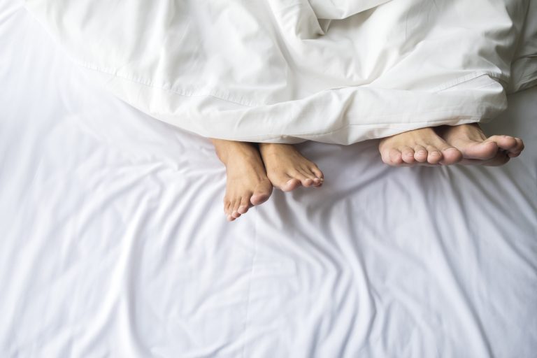 posturas de sexo bajo el cobertor