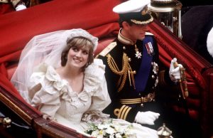 Príncipes William y Harry acceden a exposición del vestido de novia de su madre