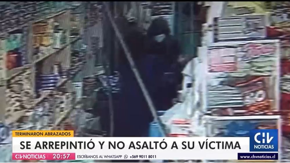 ¡Terminaron abrazados! Joven se arrepintió de robar a dueña de negocio