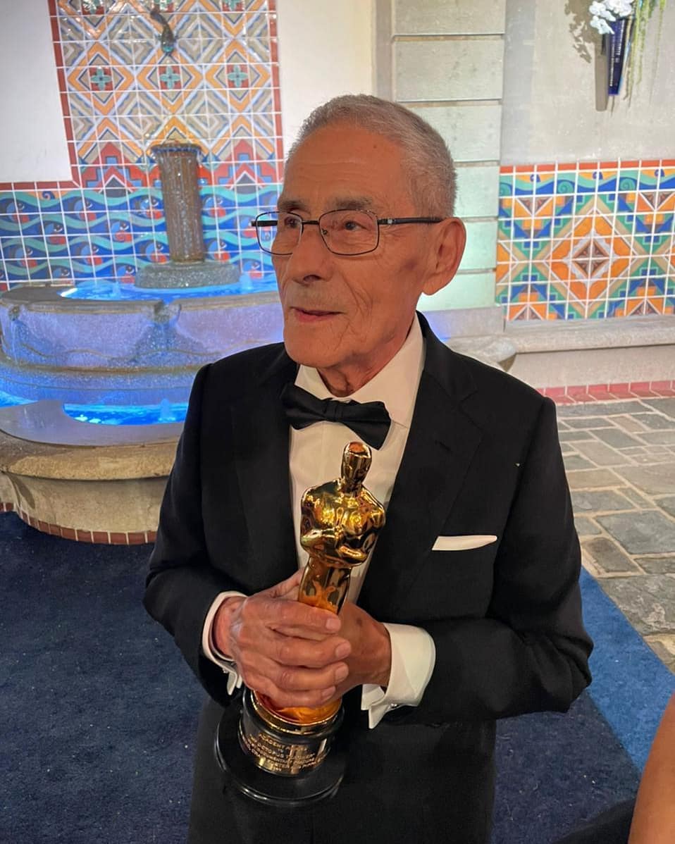 Sergio Chamy con el premio Oscar