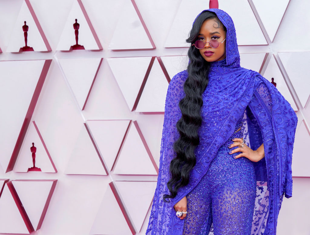 la cantante ganó una estatuilal por mejor cancion original 