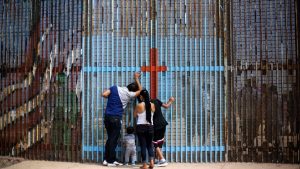 ¡Desgarrador! Captan a niño abandonado en la frontera de EE.UU