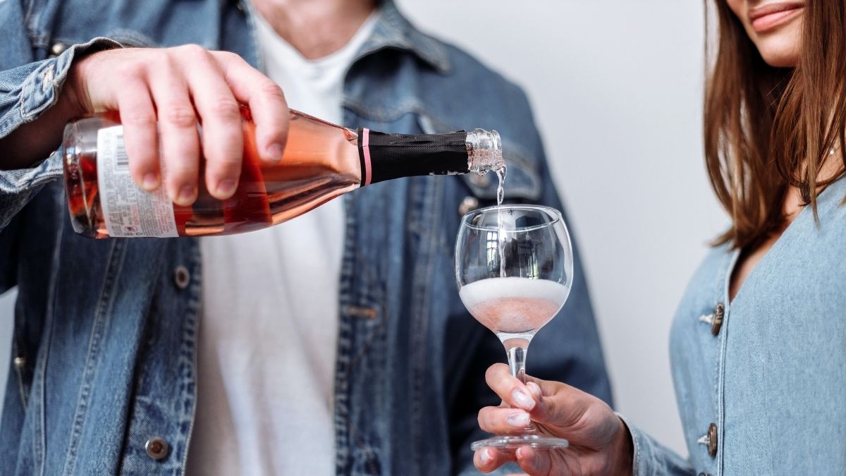 ¿Una copita? Los riesgos de beber alcohol en exceso durante cuarentena 