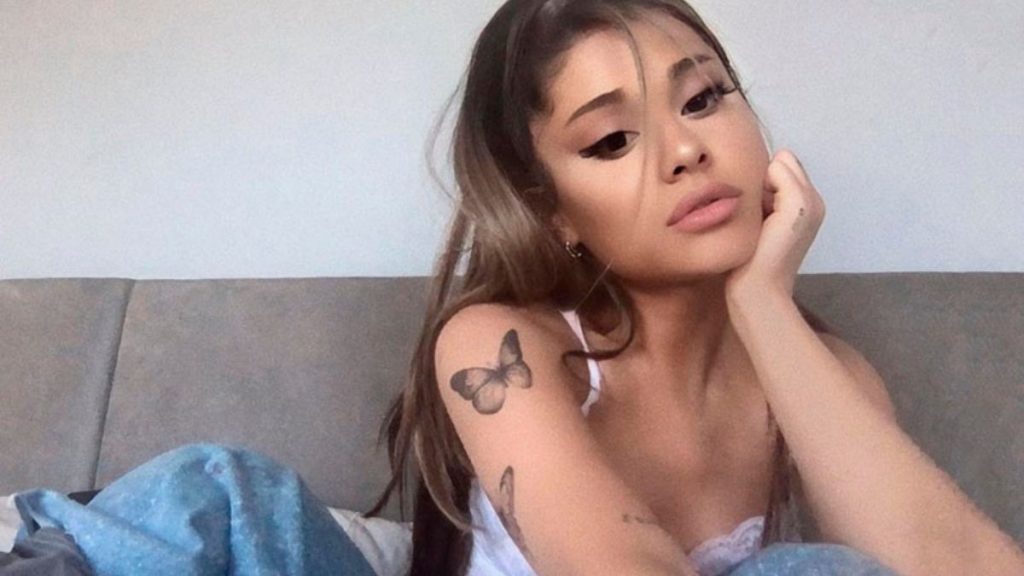 ¿Se Aburrió? Ariana Grande Reaparece Sin Sus Tatuajes De Su Brazo