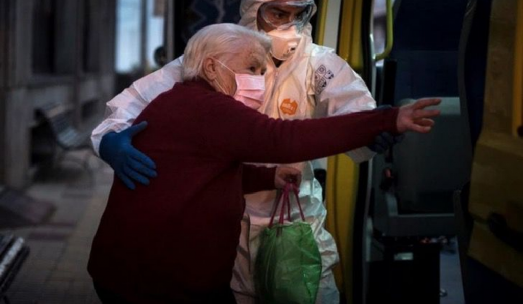 ¡Que emoción! Foto de abuelita apagando las velas se lleva importante premio