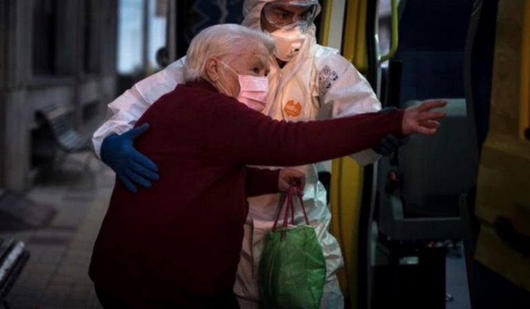 ¡Que emoción! Foto de abuelita apagando las velas se lleva importante premio