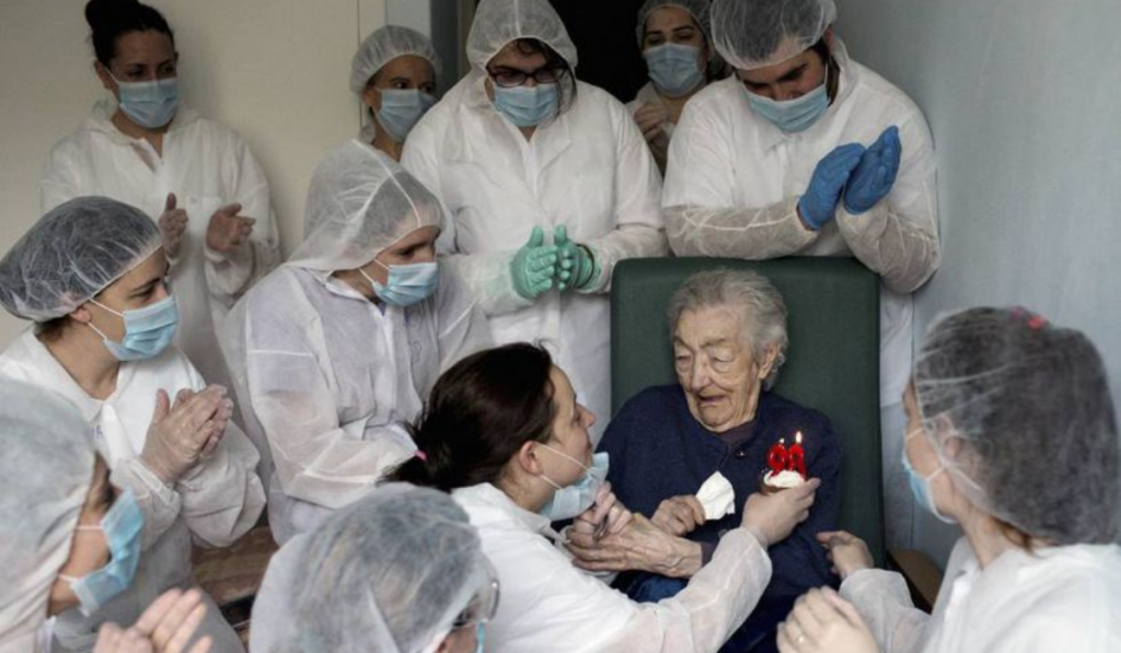 ¡Que emoción! Foto de abuelita apagando las velas se lleva importante premio