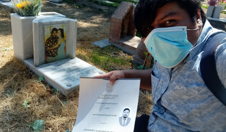 ¡Cumplió su promesa" Joven enfermero llevó su título a la tumba de sus padres