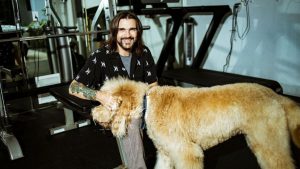 El gigantesco perro de Juanes que impacta en redes sociales