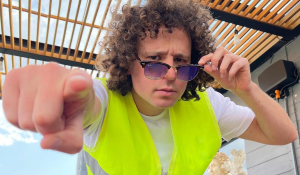 Luisito Comunica recibe multa por usar su celular en el aeropuerto