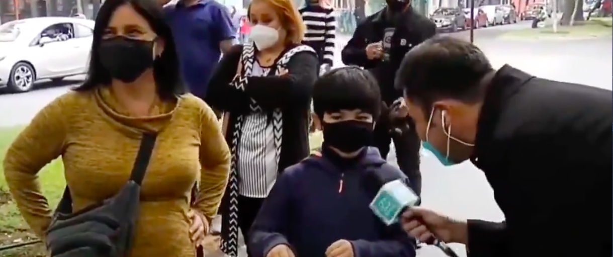 'De la izquierda': Niño que acompañó a su mamá a votar se hizo viral por su inesperada respuesta en noticiero