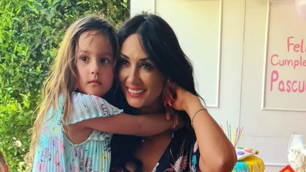 ¡A plena luz del día! La chistosa caída de Pamela Díaz junto a su hija