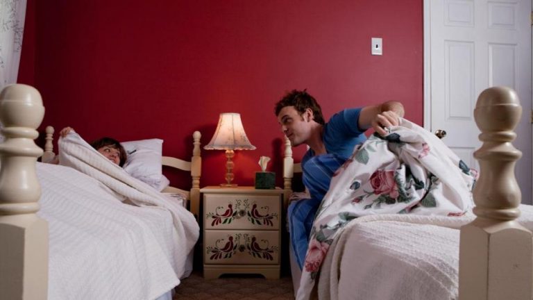 Parejas: Estudio revela que dormir en camas separadas potencia el sexo
