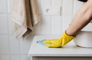 Encuesta: Mujeres siguen haciendo más labores domésticas que los hombres