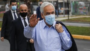 Sebastián Piñera llega a lugar de votación para sufragar