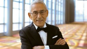 Sergio Chamy comparte divertido video imitando a James Bond