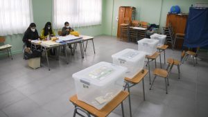 ¡Hasta los superhéroes votan! Pareja fue disfrazada a sufragar