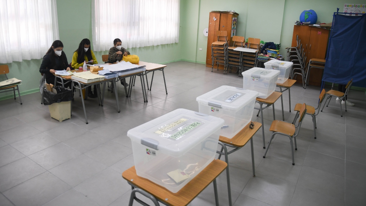 ¡Hasta los superhéroes votan! Pareja fue disfrazada a sufragar