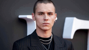 ¿Está en Chile?: fotos de Aron Piper en aeropuerto de Santiago hacen estallar las redes sociales