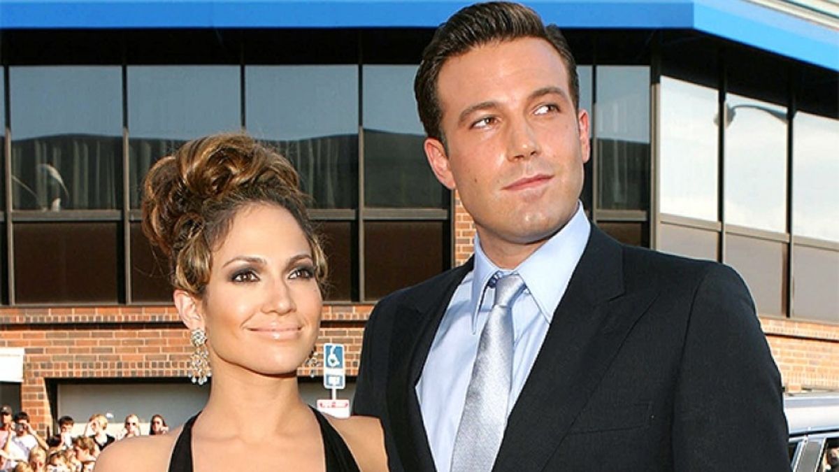 Ben Affleck y Jennifer Lopez confirman su relación besándose