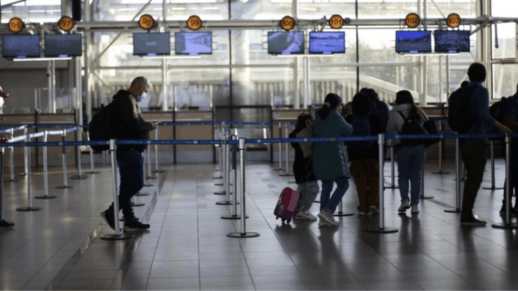 Estados Unidas emite alerta para no viajar a Chile por altos contagios