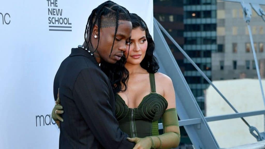 Kylie Jenner Y Travis Scott Se Muestran Enamorados En La Alfombra Roja