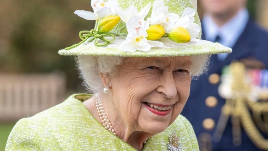 Reina Isabel II Corta Pastel Con Una Espada Y Causa La Risa De Los Presentes