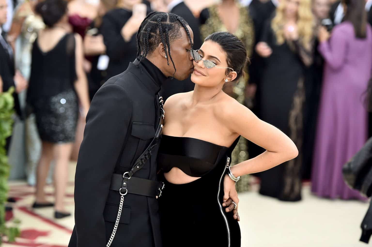 Kylie Jenner y Travis Scott se muestran enamorados en la alfombra roja