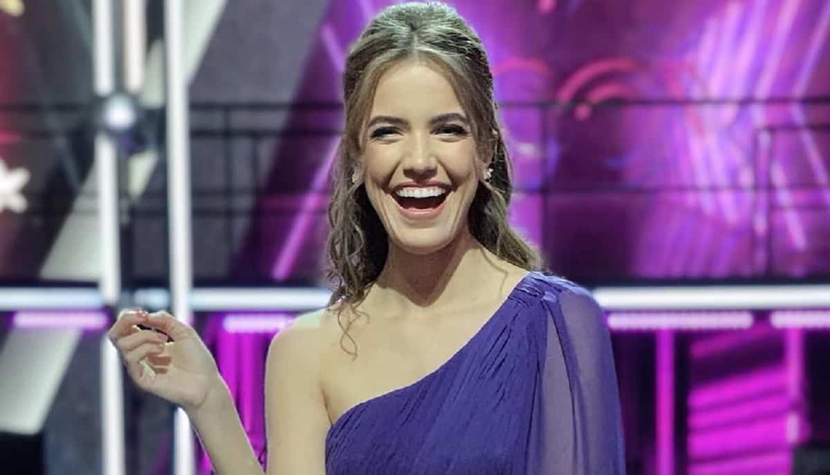 Millaray Viera chochea con su hija cantando una canción de Sia