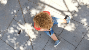Impactante: Viralizan video de niña de 3 años fumando en Talcahuano