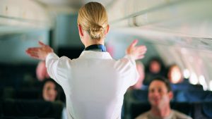 Feroz agresión a azafata: Aerolínea veta de por vida a pasajera