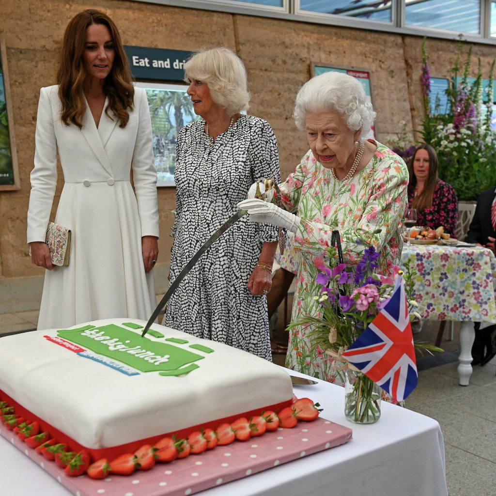 Reina Isabel Ii Cortar Torta