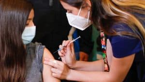 Vacunación Covid-19: Aquí te contamos las edades de esta semana