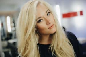 Vesta Lugg sorprende con nueva melena: ¡corta y bicolor!