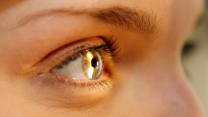 Mujer tenía 27 lentes de contacto: los acumuló en sus ojos durante 35 años