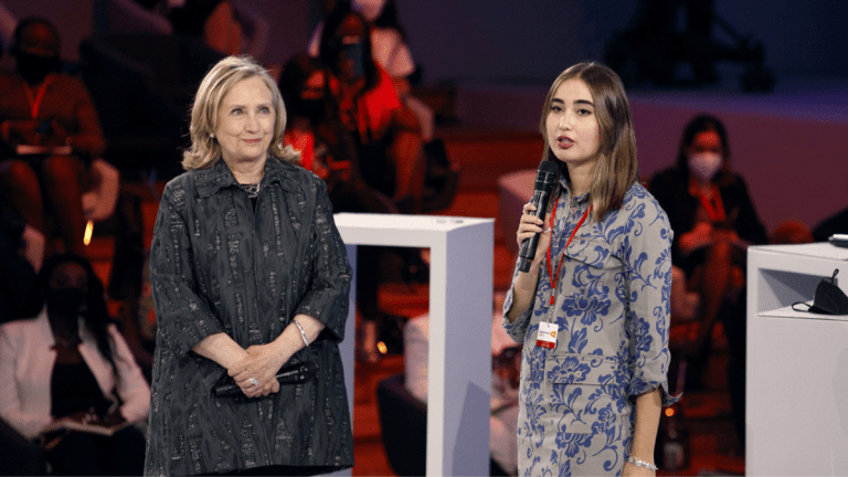 ¿Quién es la chilena que compartió con Hillary Clinton en foro en París?