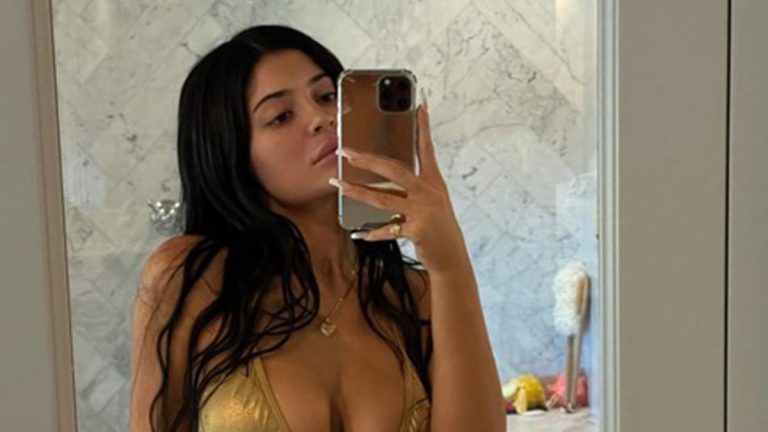 Kylie Jenner Con Bikini Dorado