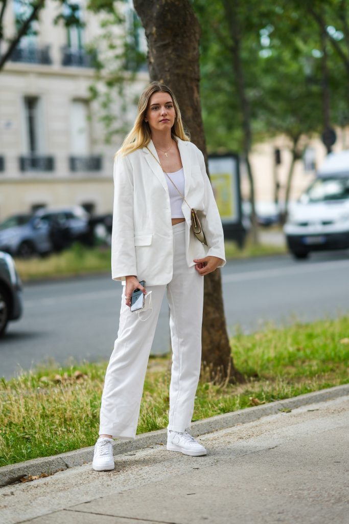 mujer con zapatillas