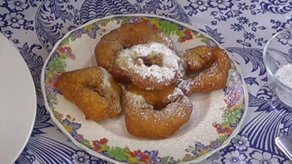 Picarones Espolvoreados Con Azúcar Flor