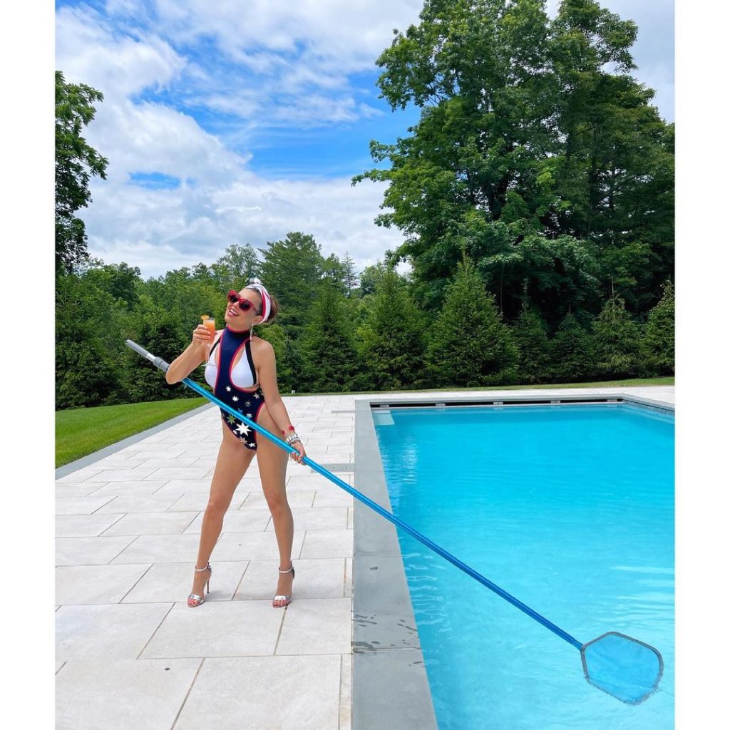 "Pareces de 30": Las osadas fotos de Thalia celebrando el 04 de julio